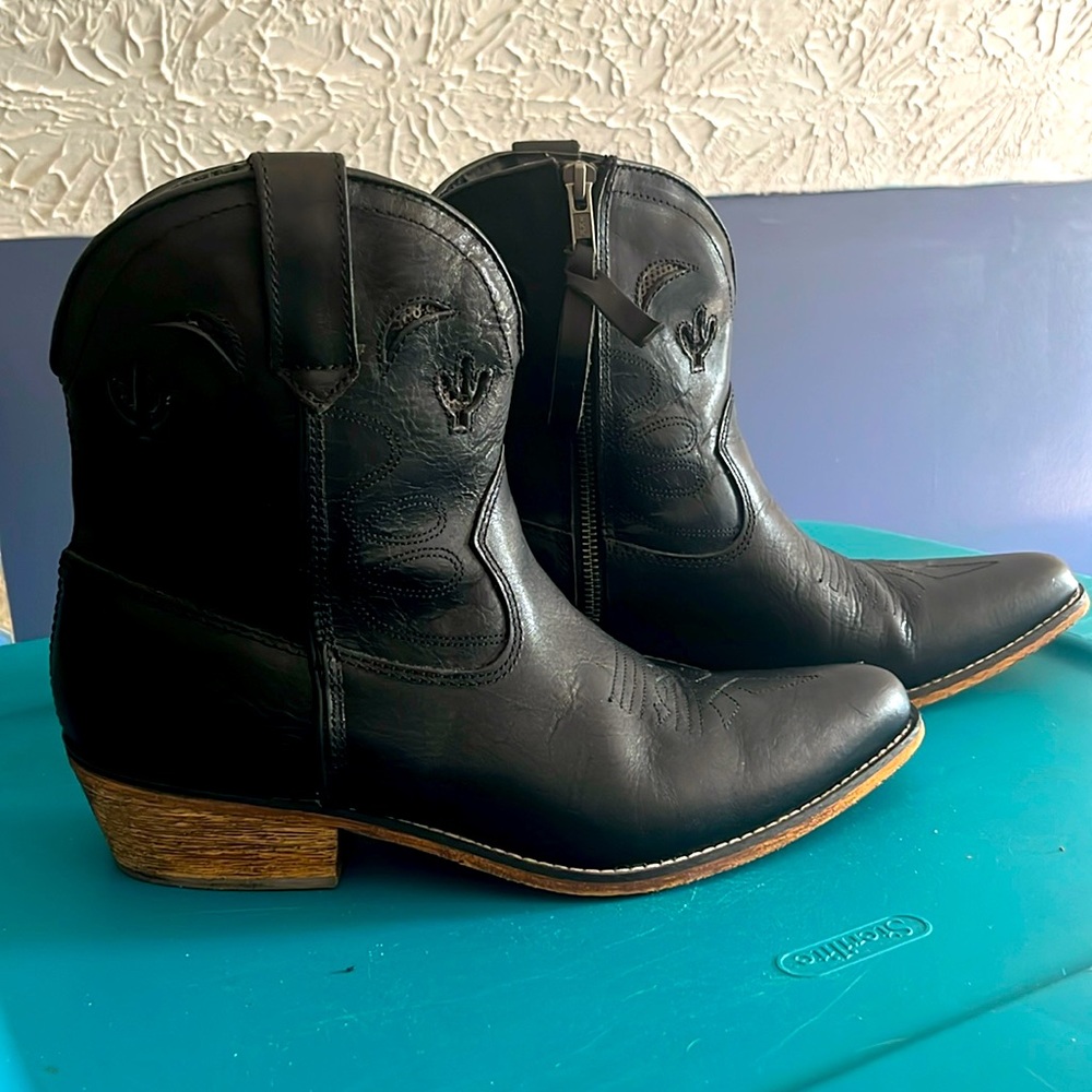 Gorgeous Real Leather Dingo Cactus 🌵 Moon 🌙 Cowgirl Boots 👢 Woman’s size 9